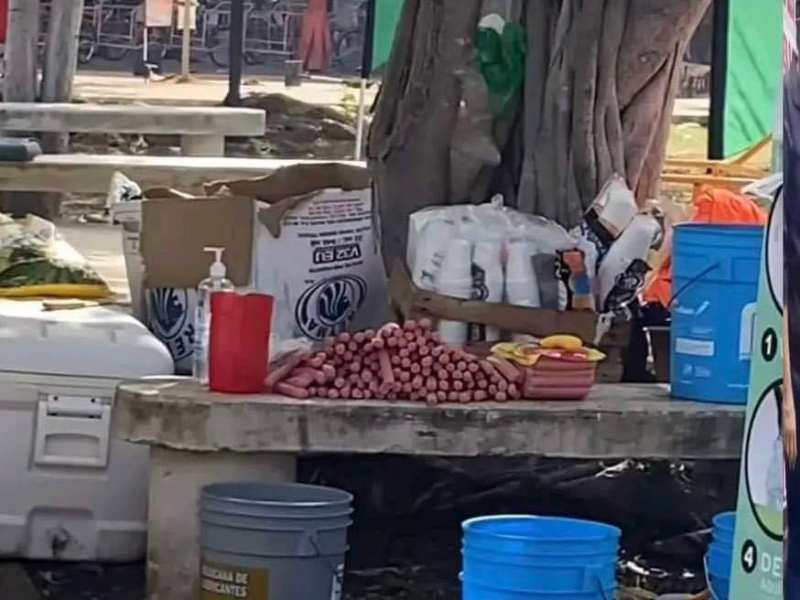 Aclaración: no se clausuró un puesto de salchipulpos en Xmatkuil. Foto difundida no es actual. Autoridades garantizan controles sanitarios.