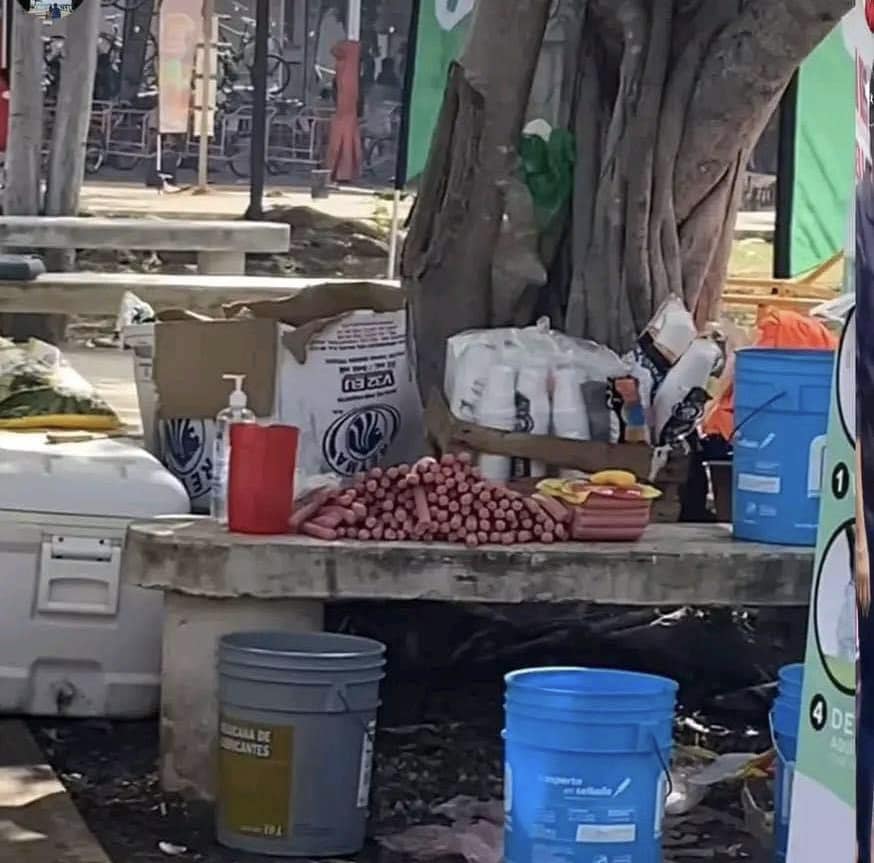 Aclaración: no se clausuró un puesto de salchipulpos en Xmatkuil. Foto difundida no es actual. Autoridades garantizan controles sanitarios.