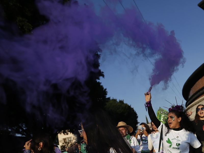 Comisiones del Congreso CDMX aprueban dictamen para despenalizar el aborto, eliminando la criminalización de mujeres tras las 12 semanas de gestación.