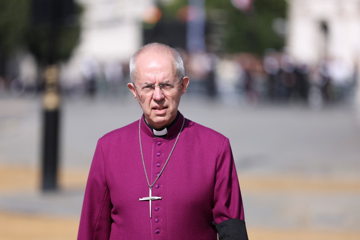 El líder de la Iglesia anglicana, Justin Welby, renuncia tras el escándalo de abuso infantil vinculado a un abogado de la institución.