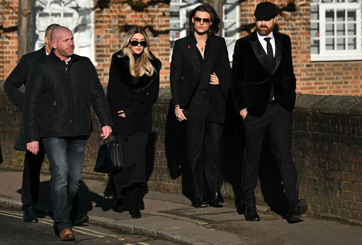 Familiares y excompañeros de One Direction, incluidos Harry Styles y Zayn Malik, se despiden de Liam Payne en su funeral en Amersham, Reino Unido.