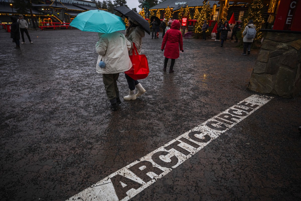 El Ártico se calienta y Papá Noel enfrenta desafíos en su pueblo natal, Rovaniemi, mientras turistas buscan magia navideña en un entorno cambiante.