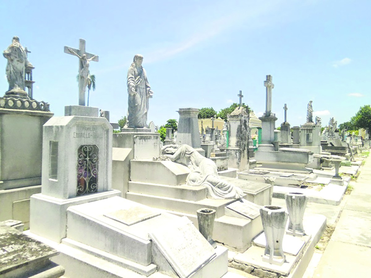 Tres de cinco cementerios de Mérida están saturados por el crecimiento poblacional; el Ayuntamiento amplía el Cementerio Xoclán para cubrir la demanda.