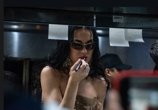 Katy Perry sorprendió a sus fans en CDMX, disfrutando tacos tras anunciar su gira en 'Venga la Alegría'. ¡Mira el video viral aquí! 🌮🎤