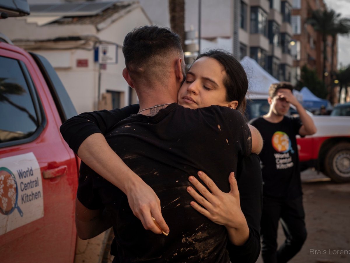 Rosalía se une a los voluntarios en Valencia para ayudar a las víctimas de la DANA. Descargó camiones con alimentos y productos de limpieza.