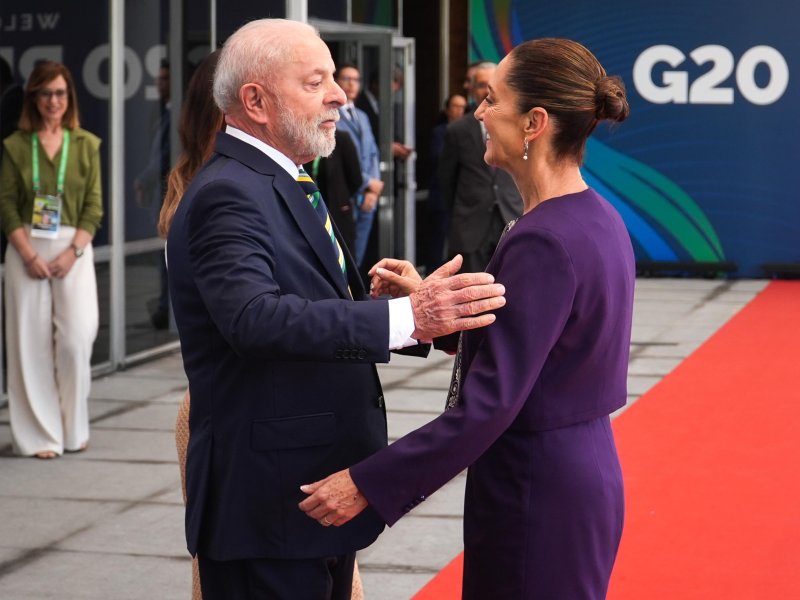 Claudia Sheinbaum participa en el G20 en Brasil. Aborda pobreza, hambre y cambio climático junto a líderes mundiales.