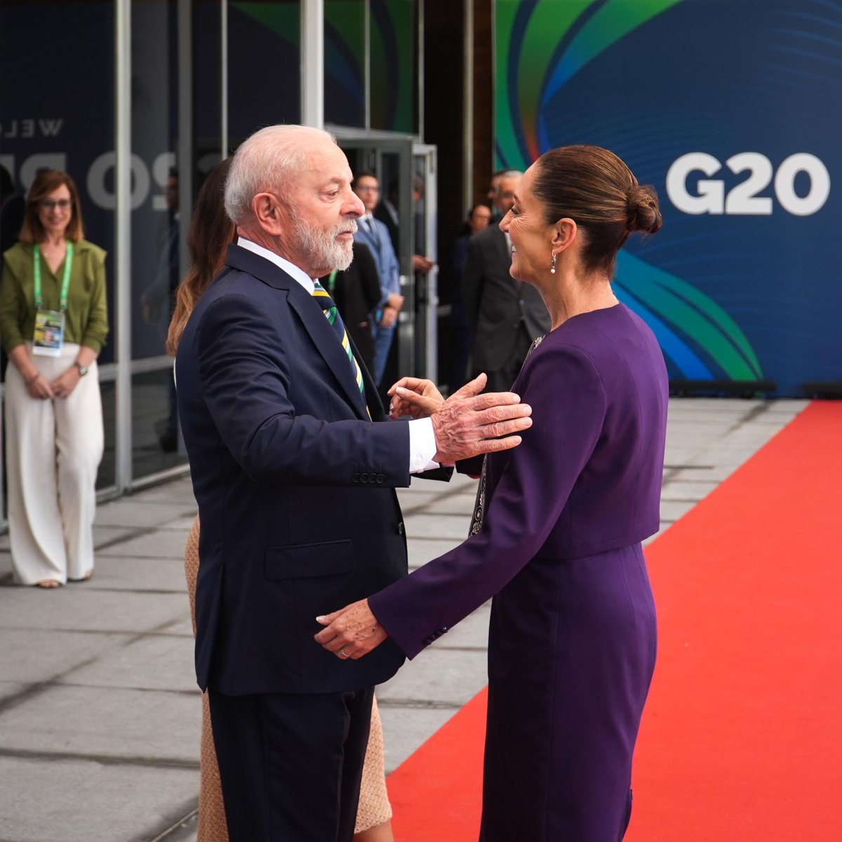 Claudia Sheinbaum participa en el G20 en Brasil. Aborda pobreza, hambre y cambio climático junto a líderes mundiales.