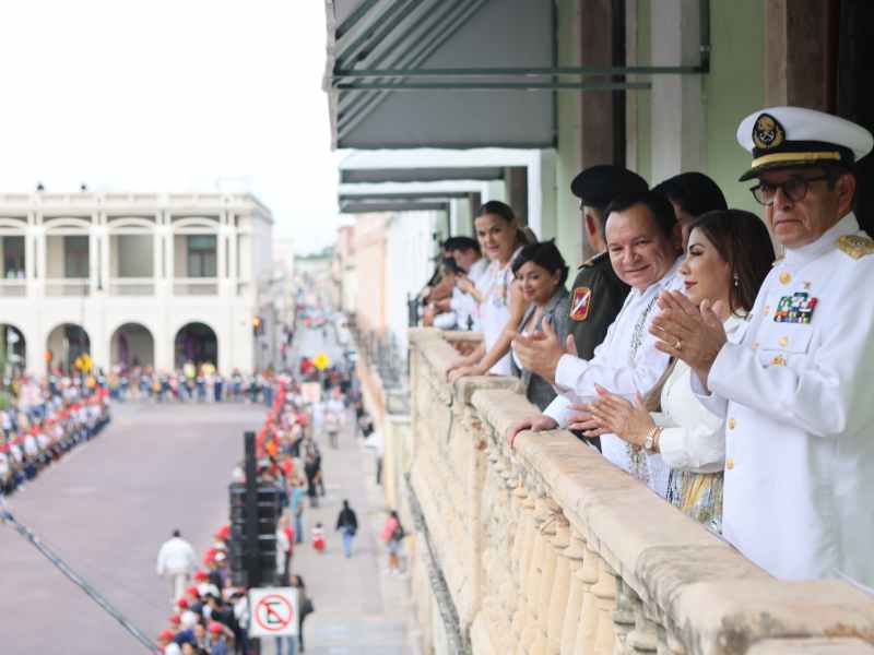 Gobernador Joaquín Díaz Mena encabeza el desfile cívico-deportivo por el CXIV aniversario de la Revolución Mexicana en Mérida.