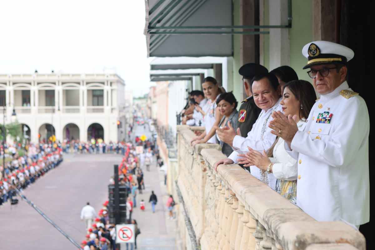 Gobernador Joaquín Díaz Mena encabeza el desfile cívico-deportivo por el CXIV aniversario de la Revolución Mexicana en Mérida.