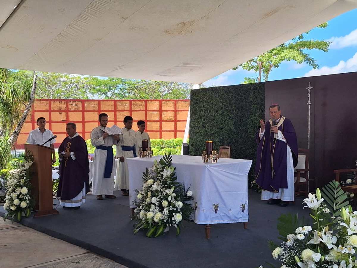 Más de 5 mil personas asisten a la Misa de los Fieles Difuntos en Xoclán, en una emotiva ceremonia liderada por el arzobispo de Yucatán.