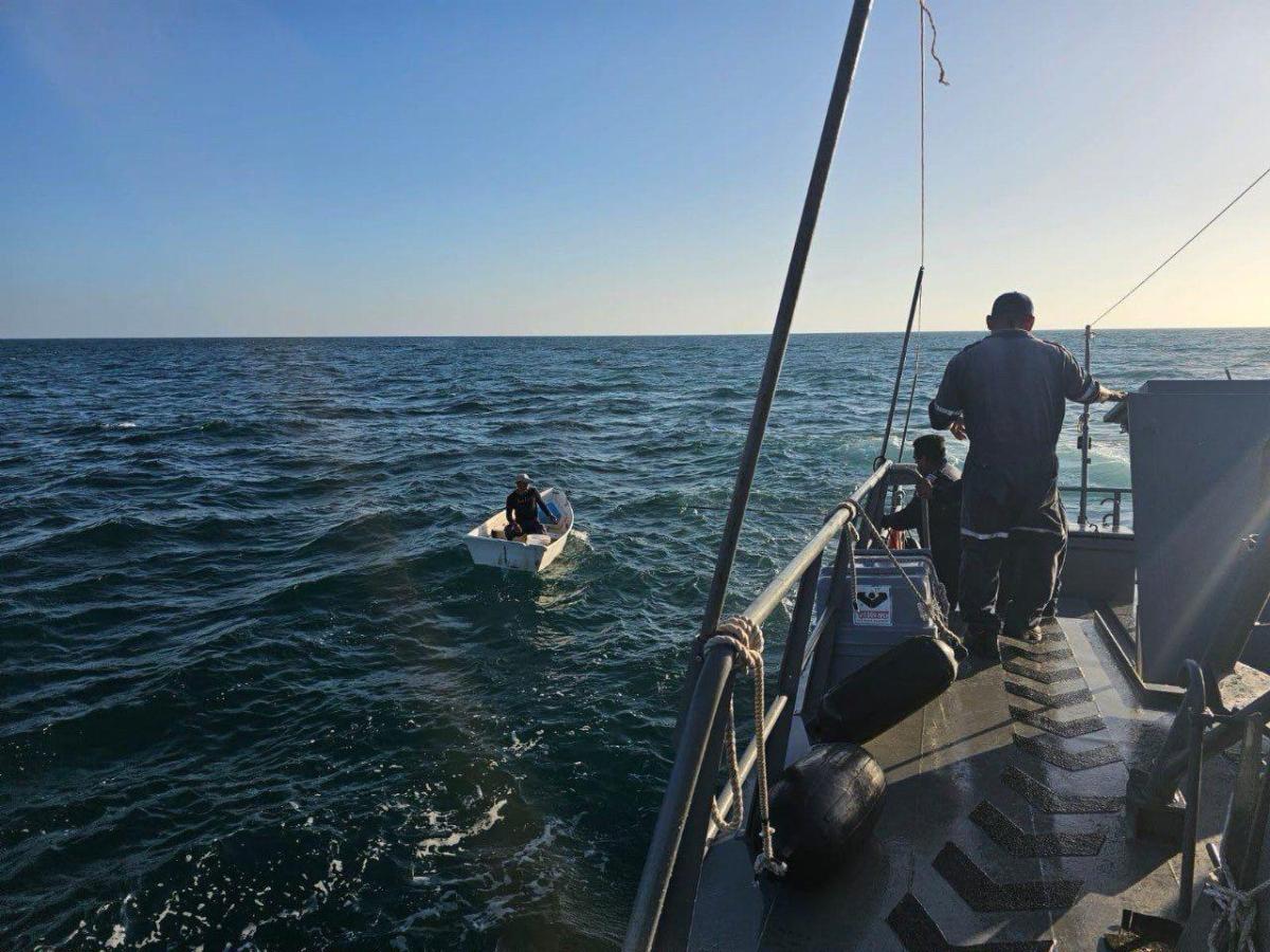 La Secretaría de Marina rescata a un náufrago a 75 millas de Progreso, Yucatán. La Armada de México reafirma su compromiso con la vida.