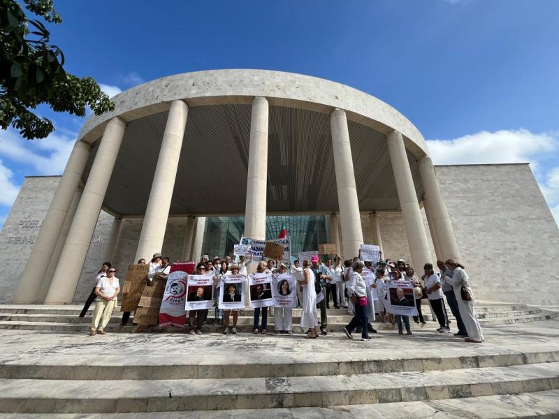 Ciudadanos protestan en el Palacio de Justicia pidiendo a la SCJN que resista y apoye la propuesta que declara inconstitucional la Reforma Judicial.