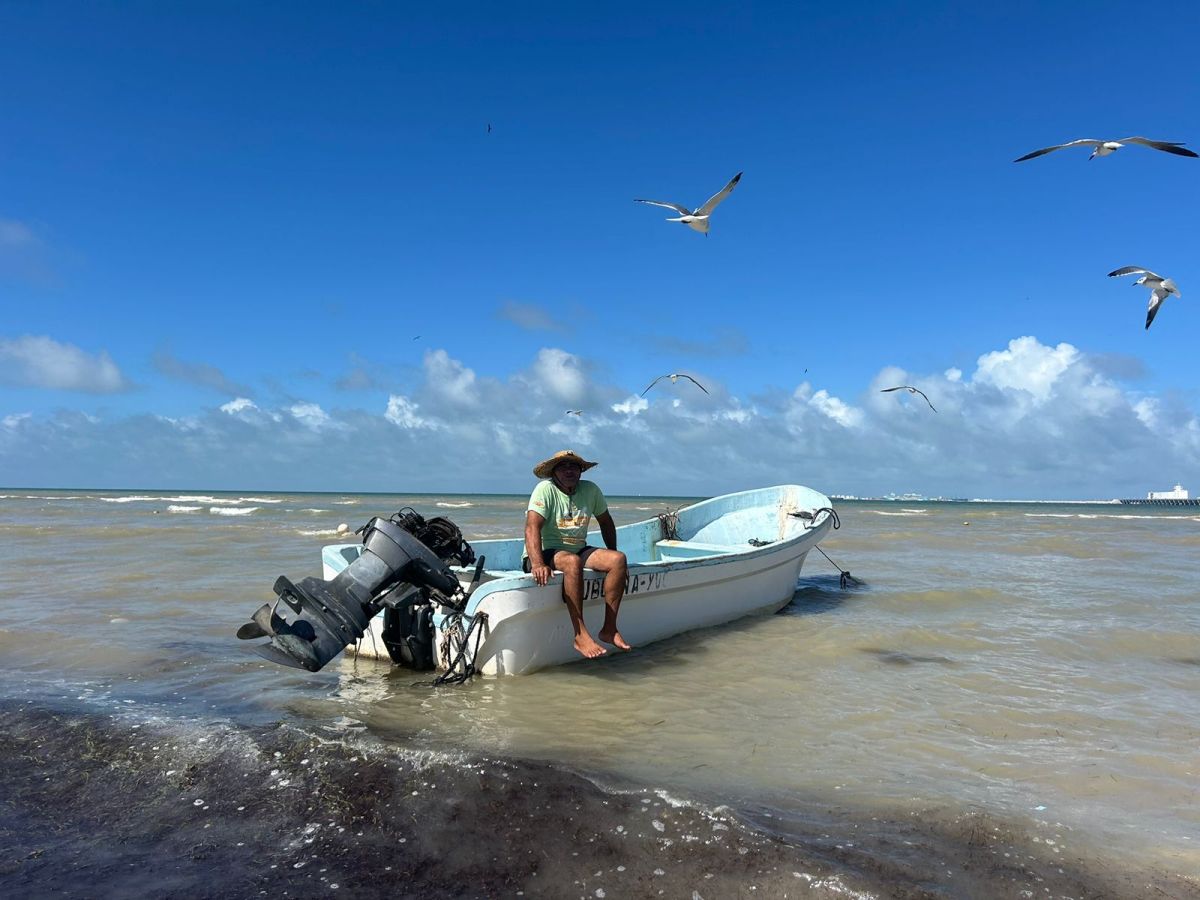 Progreso se mantiene tranquilo ante el huracán Rafael. Pescadores resguardan sus herramientas mientras se esperan los efectos del fenómeno.