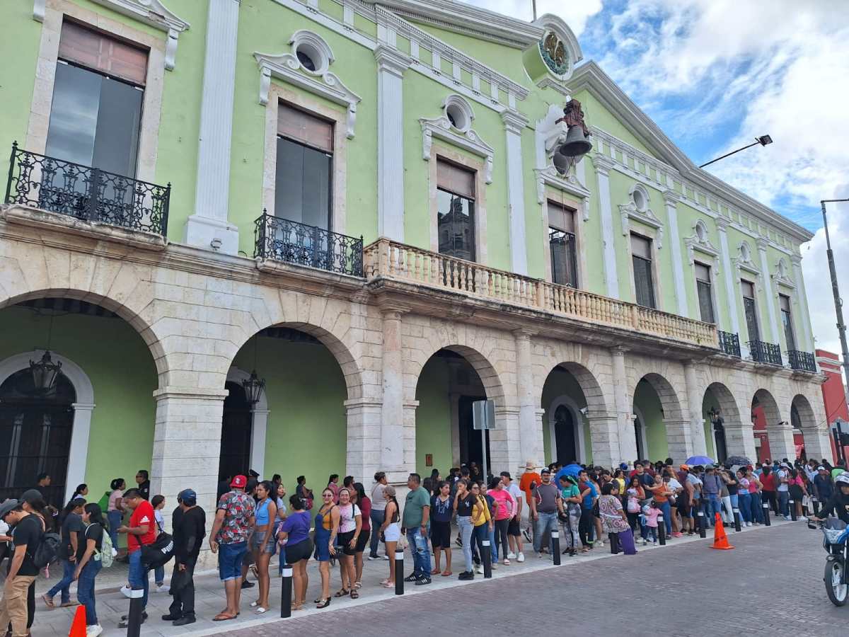 Cientos de personas se reunieron frente al Palacio de Gobierno para obtener boletos para el concierto de La Arrolladora Banda El Limón.