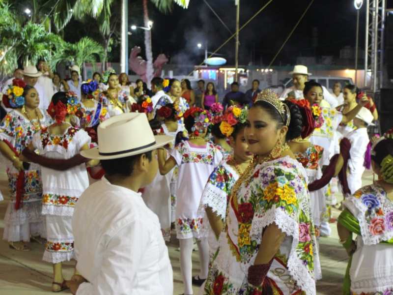 La vaquería de Telchac Puerto celebra la tradición yucateca con 42 grupos de jaraneros y una destacada presencia gastronómica local.