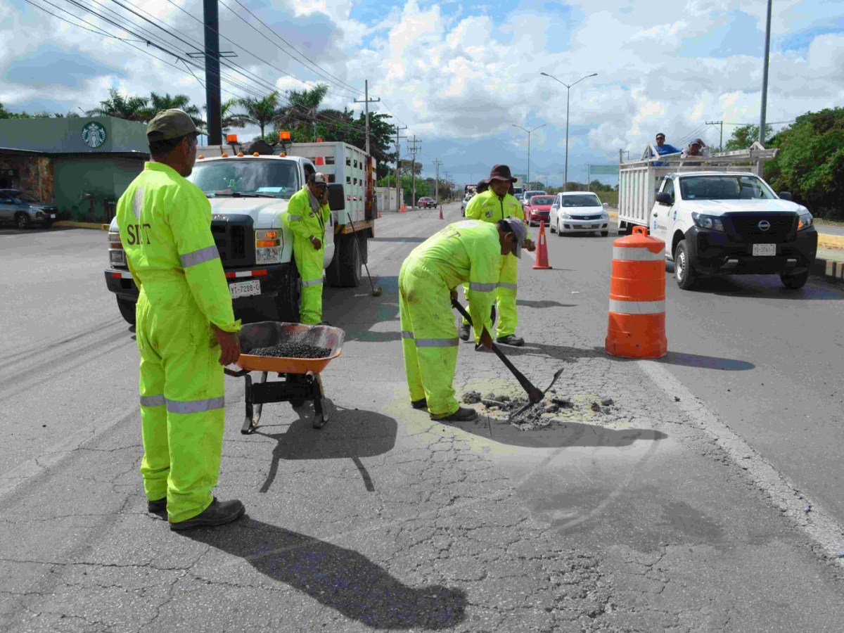 La SICT inicia el Programa Bachetón en Yucatán: mantenimiento de 630.6 km de carreteras con una inversión de 23.2 millones de pesos.