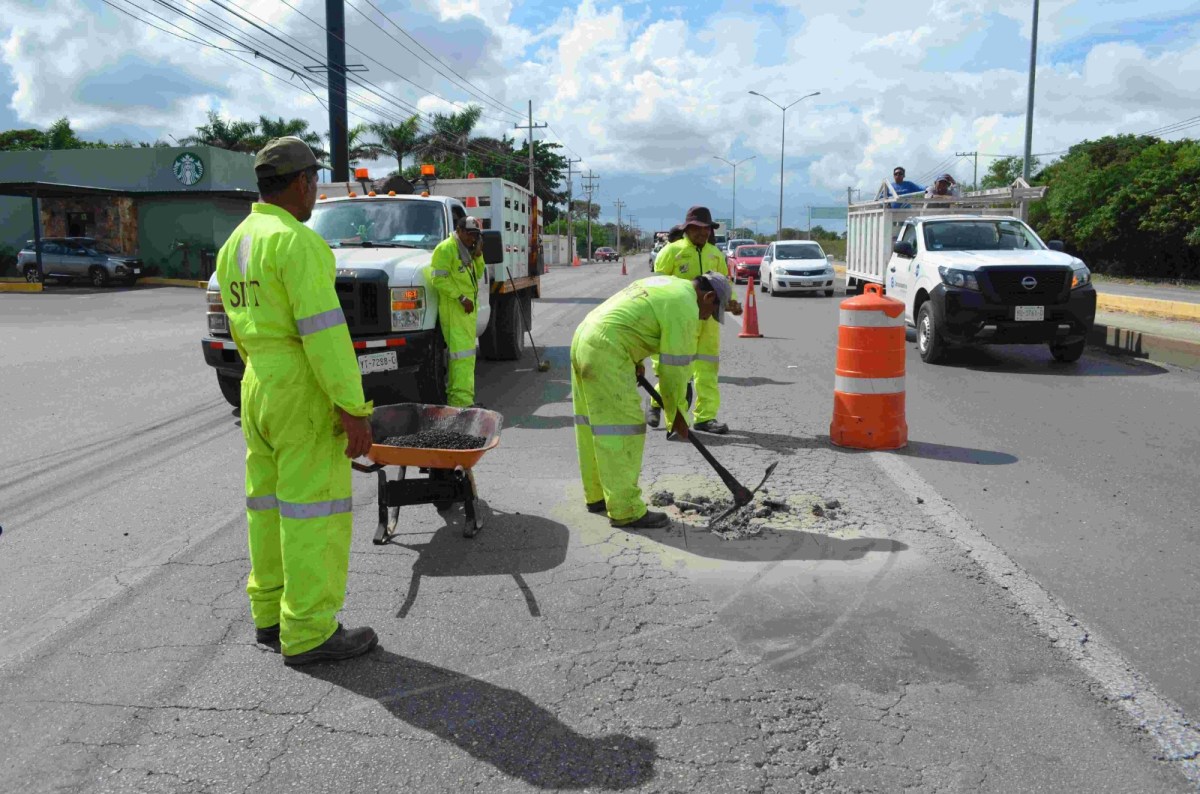 La SICT inicia el Programa Bachetón en Yucatán: mantenimiento de 630.6 km de carreteras con una inversión de 23.2 millones de pesos.