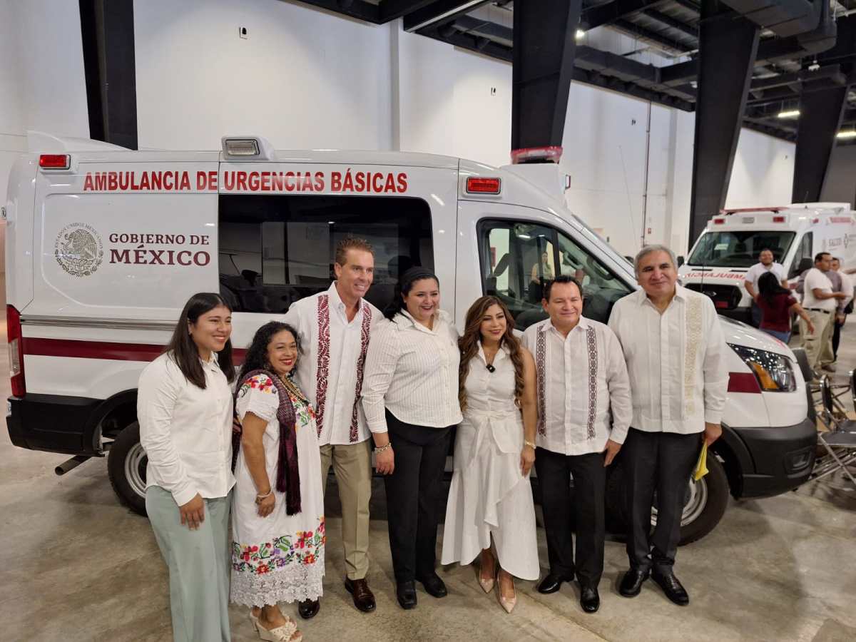 El gobierno de Yucatán entrega 20 ambulancias y 932 aparatos ortopédicos para apoyar a personas con discapacidad y mejorar su movilidad.