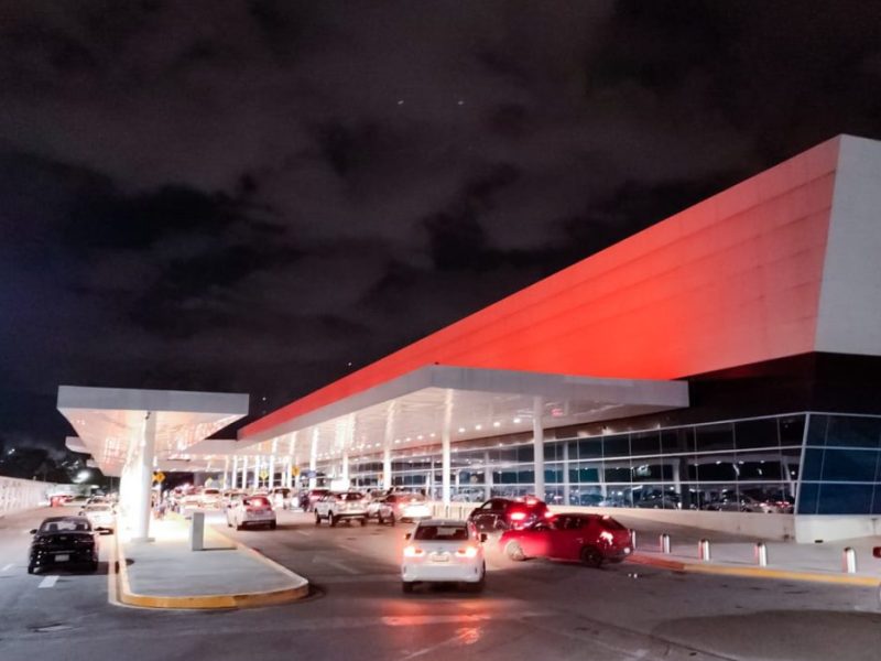 El Aeropuerto de Mérida se ilumina de naranja en el Día de la Eliminación de la Violencia contra la Mujer, uniendo esfuerzos contra la violencia.