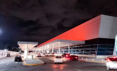 El Aeropuerto de Mérida se ilumina de naranja en el Día de la Eliminación de la Violencia contra la Mujer, uniendo esfuerzos contra la violencia.