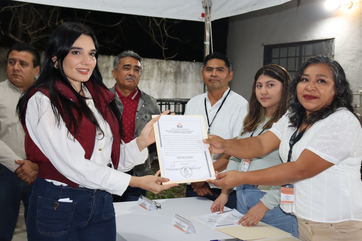 Melissa Puga, primera mujer presidenta de Izamal, recibe su Constancia de Mayoría. Un triunfo histórico que marca el inicio de una nueva era.