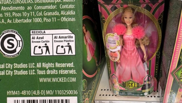 Mattel se disculpa tras imprimir por error un enlace a sitio web para adultos en las cajas de las muñecas Wicked, inspiradas en la nueva película.