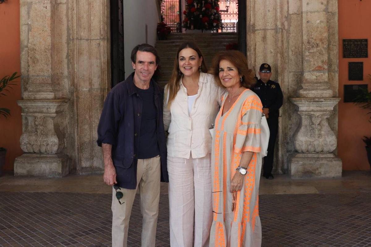 Cecilia Patrón da la bienvenida a José María Aznar y Ana Botella en Mérida, destacando su atractivo como destino turístico internacional.