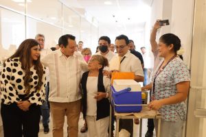 El Gobernador Díaz Mena refrenda su compromiso con la salud en Yucatán tras un recorrido por el Hospital Materno Infantil. Atención y respaldo.