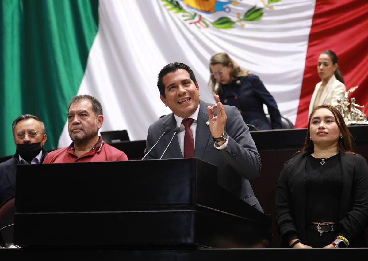 Óscar Brito desmiente las críticas de Ivonne Ortega sobre el presupuesto 2025 para Yucatán, aclarando aumentos en áreas clave como salud y seguridad.