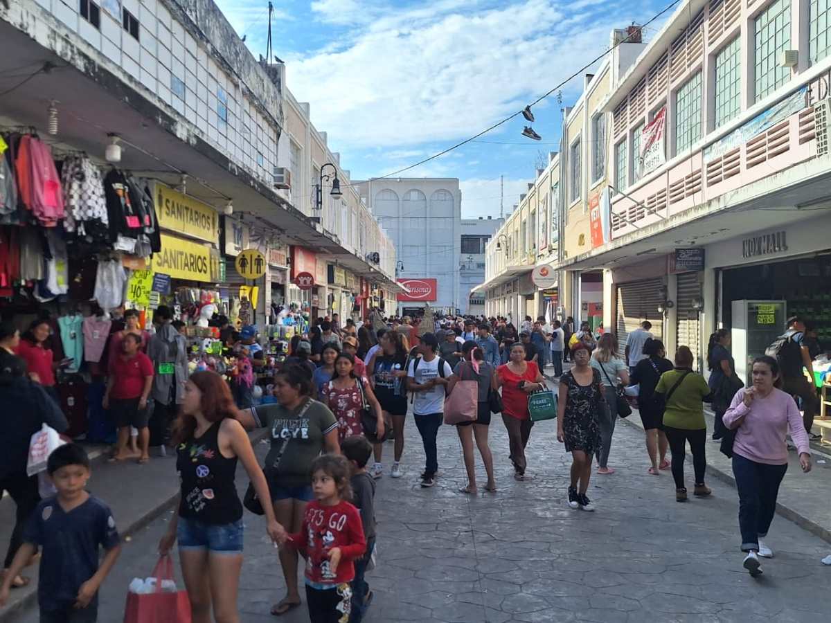 En la víspera de Nochebuena, Mérida vive el frenesí de compras navideñas, con plazas y supermercados abarrotados. Últimos regalos y cenas en marcha.