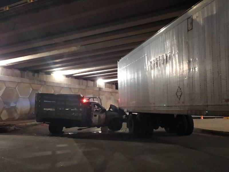 Camioneta de redilas se estrelló contra un tráiler bajo el puente de la vía Mérida-Motul