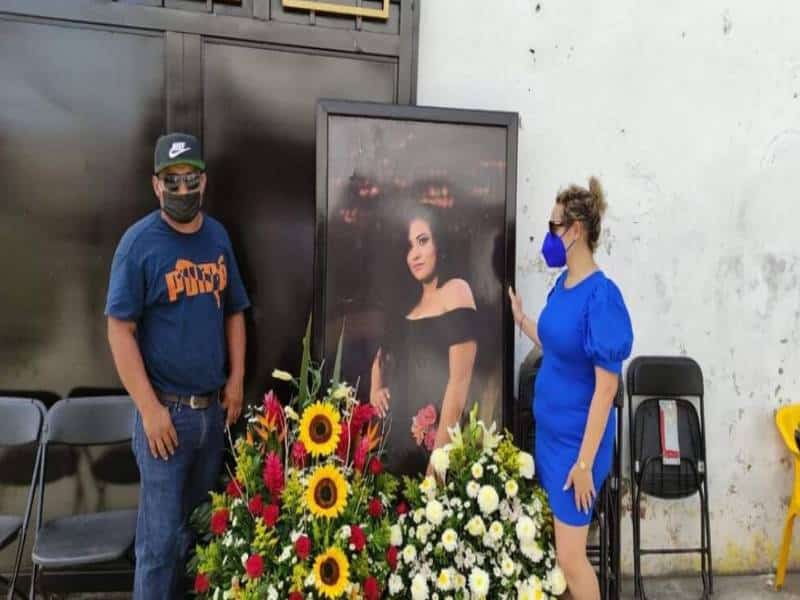 Rompe el silencio el novio de María José, la joven que murió al caer de un edificio de departamentos