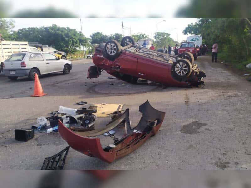 Volcadura ocasiona choque en el periférico de Mérida