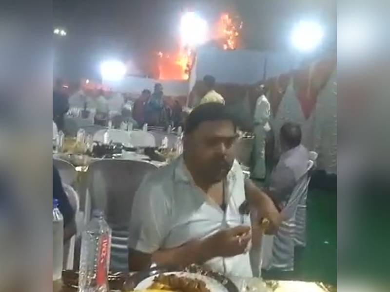 Ni el incendio los detuvo ¡Invitados de una boda siguieron comiendo!