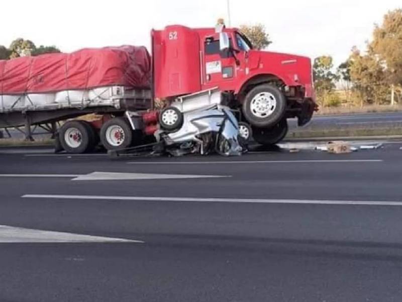 VIDEO. Se registra fuerte accidente en la autopista México-Querétaro