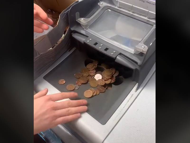 TikTok: Exnovio ‘tacaño’ le paga el dinero que le debe en centavos