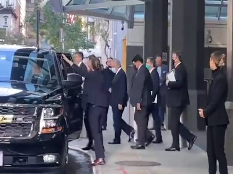 Video: Paisanos saludan a AMLO saliendo de un hotel, rumbo a la ONU