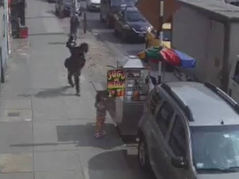 Video: Indigente golpea con un ladrillo a una niña