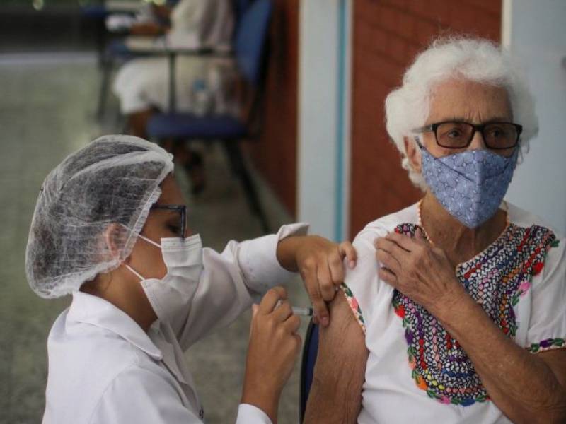 Analizan tercera dosis de vacuna contra Covid, empezaría la tercera edad