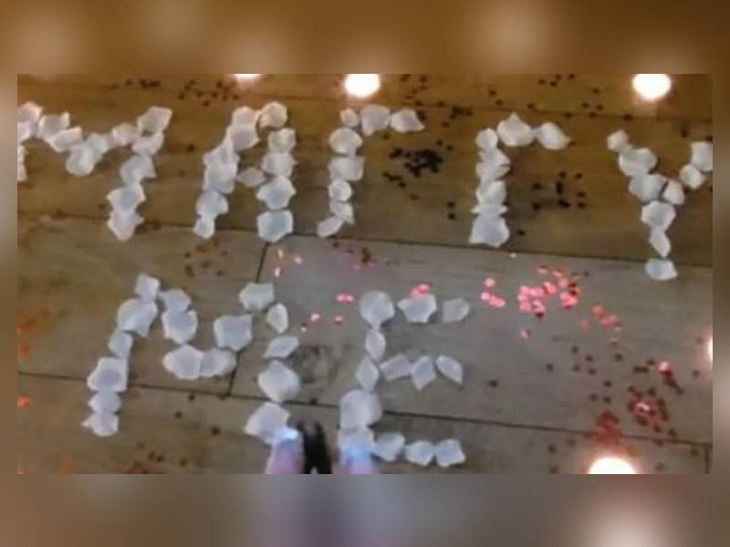 Novio pierde anillo de diamantes antes de la propuesta de matrimonio
