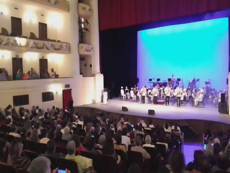 Universo de emociones con Armando Manzanero en el Teatro Peón