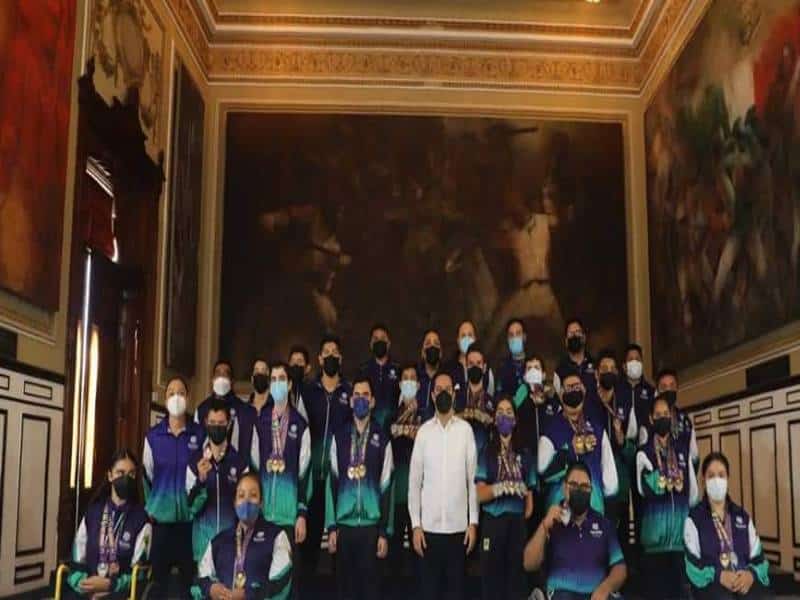 Yucatecos reciben premio estatal de deporte 2021