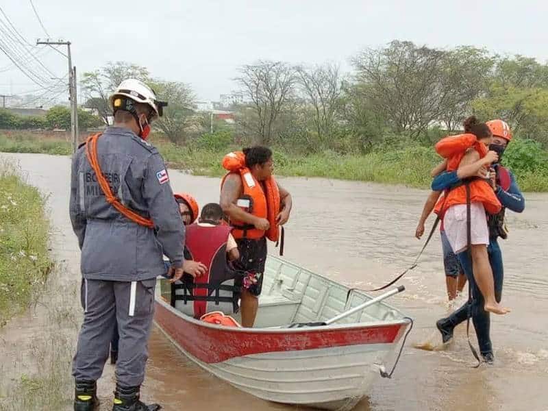 Fuertes lluvias dejan miles de desplazados en el noreste de Brasil