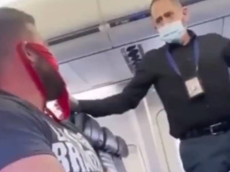 Aerolínea corre a hombre por usar una tanga como mascarilla