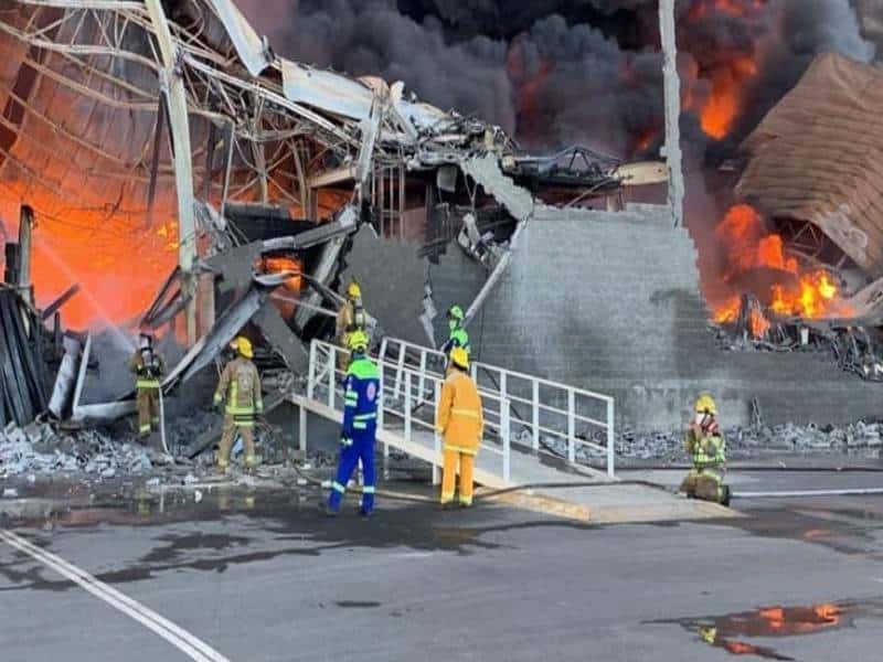 Fuerte incendio consume bodega en Santa Catarina