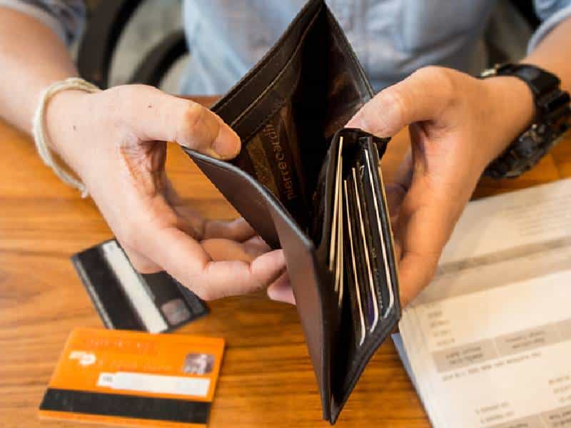 Más del 33% de los adultos cubren servicios con deuda