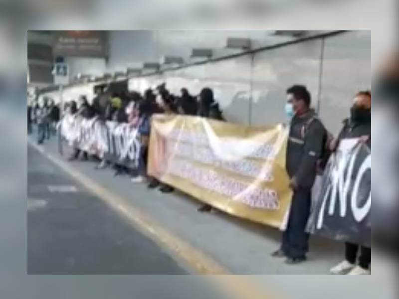 Padres de niños con cáncer se manifiestan en el AICM: "Basta, basta"