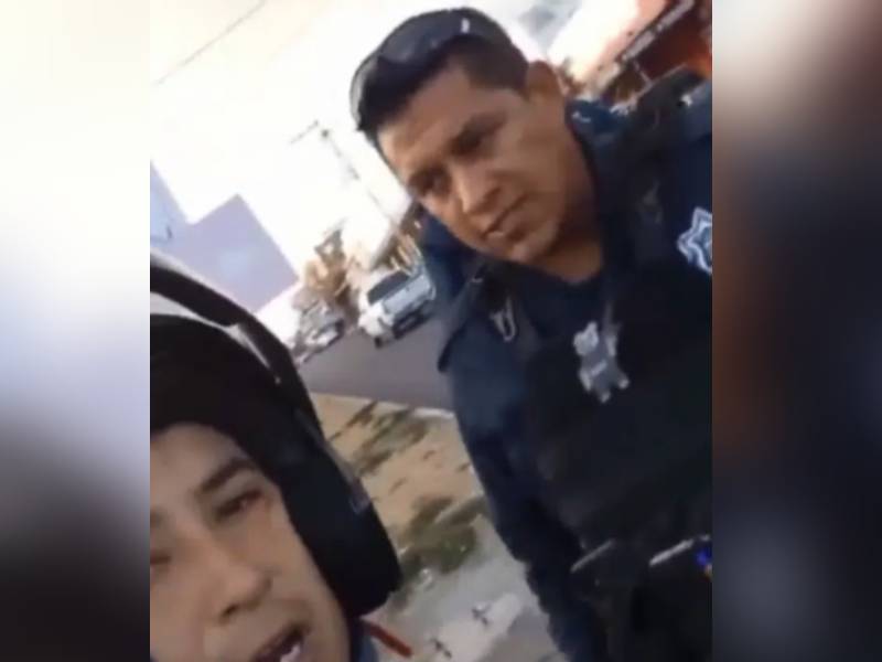 Motociclista graba detención vial y policía lo golpea en la cara
