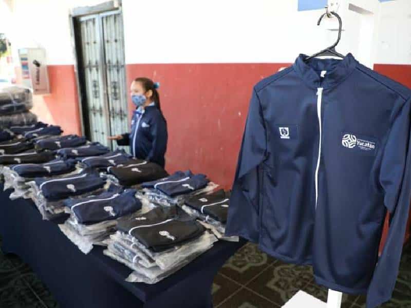 Protegen del frío a estudiantes del sur de Yucatán