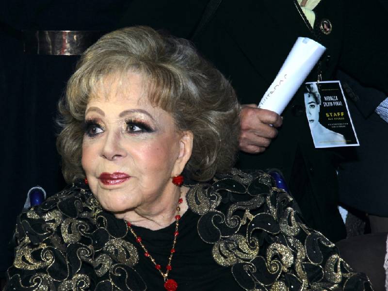 Silvia Pinal libra el Covid-19, pero seguiría en terapia intensiva